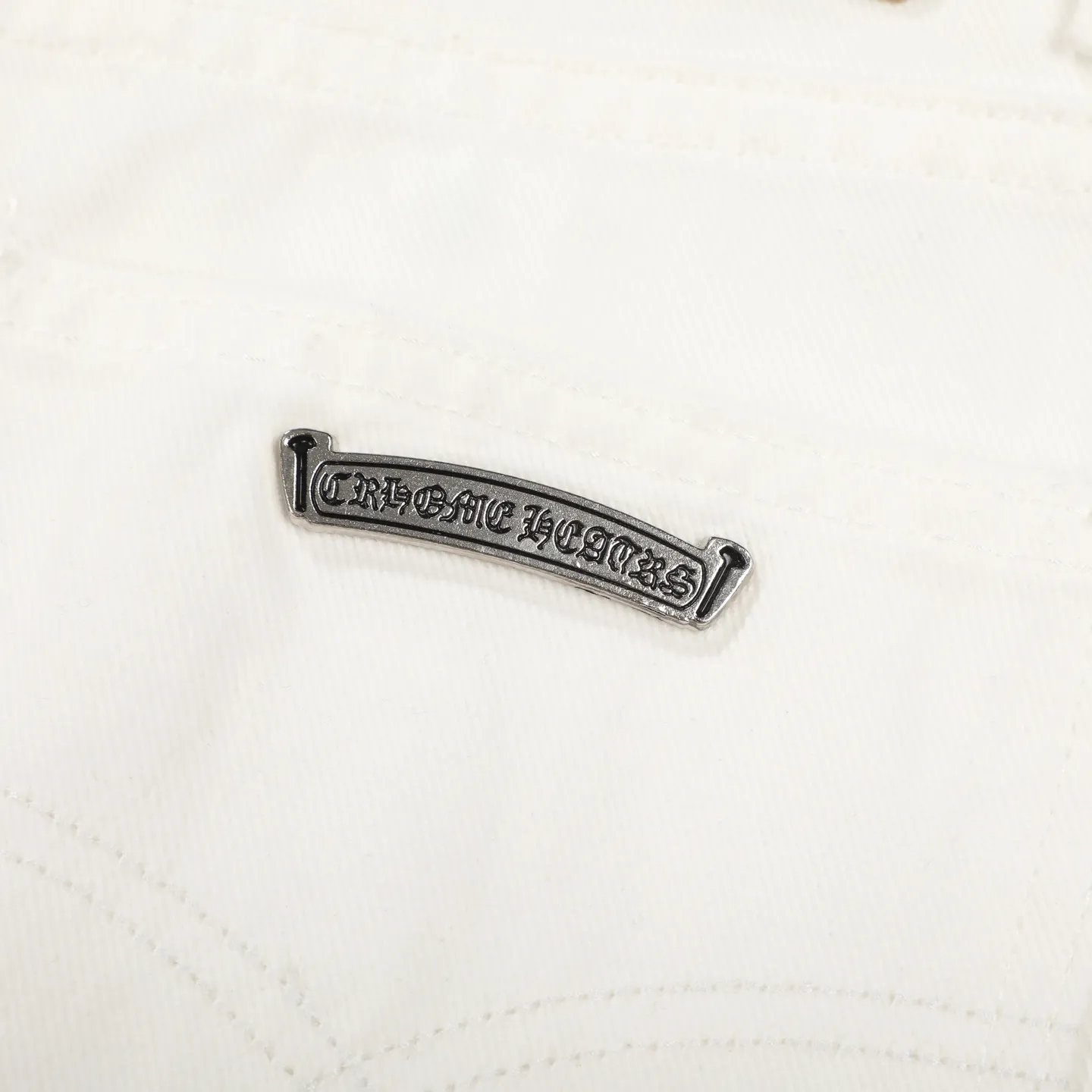 P280 Chrome Hearts/Chrome Hearts 25FW CH top denim large cross leather jeans (white) Chrome Hearts white cow king jeans Chrome Hearts' most popular color pants are made of beaded canvas fabric. Heavy washing makes the upper body of the fabric more textured and the pants are tall and straight! The three-dimensional cutting of the whole trousers is a masterpiece! The hardware is customized by zp. The beaded canvas fabric is thick and soft after being washed. It has good breathability. Customized small leather label. Unique design. The details are in place, simple and elegant, and the workmanship is exquisite. The whole trousers are neatly routed and the details are in place. Look for the correct version. Size: 28 30 32 34 (corresponding to s-xl) Detailed size can be found in Figure 9